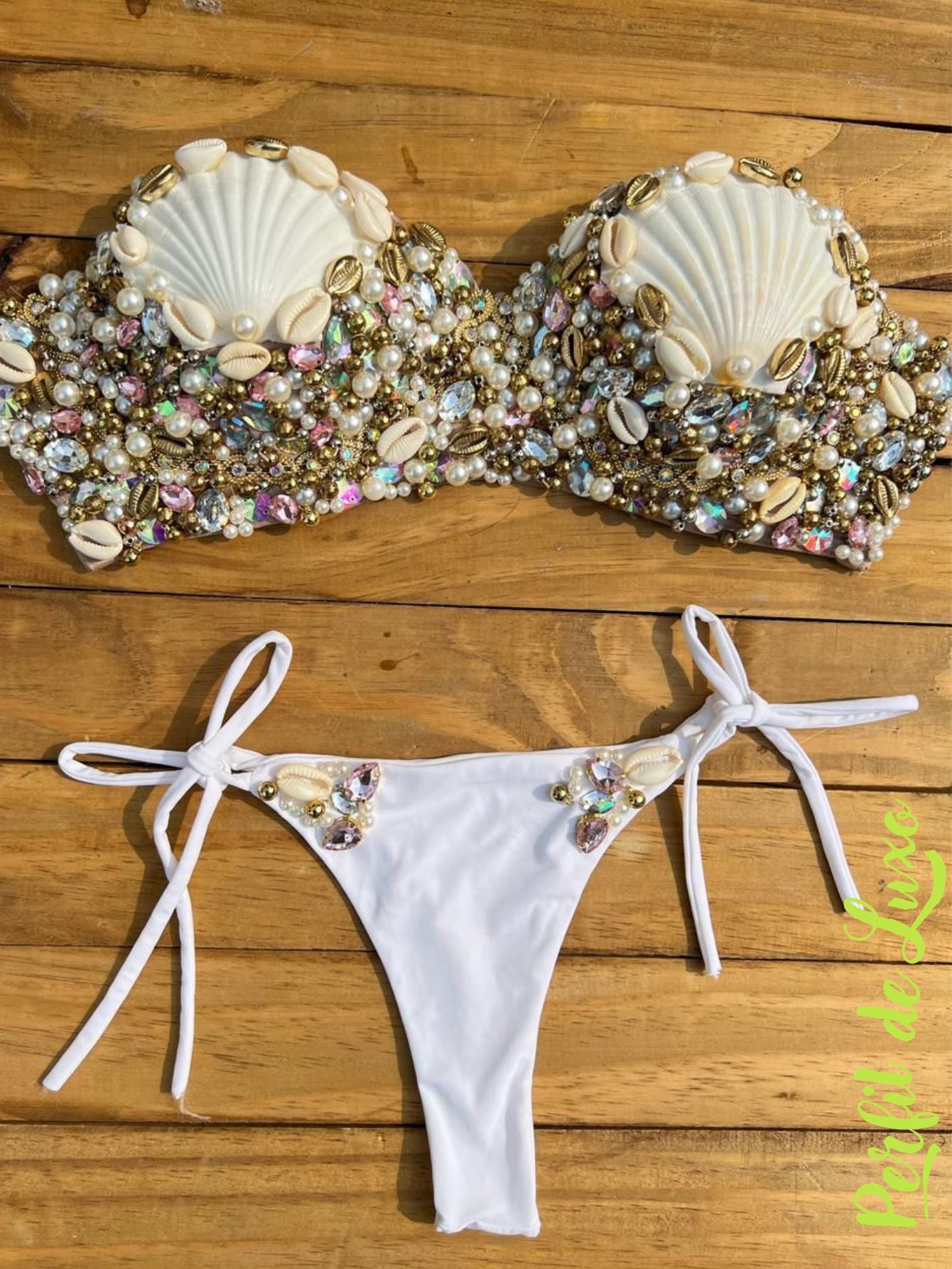 BIQUINI BRANCO DE CONCHAS E PEDRARIAS