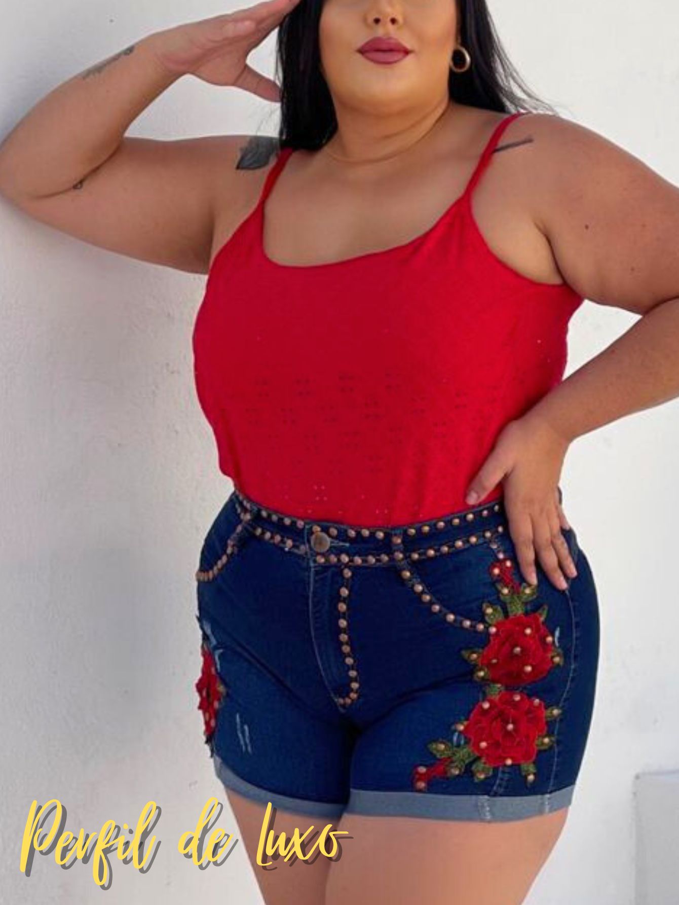 Linha Plusize Short com Rosas e Aplicações de Metal Super Estiloso Qualidade Premium