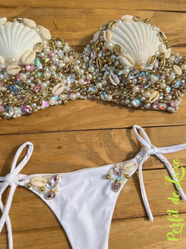 BIQUINI BRANCO DE CONCHAS E PEDRARIAS