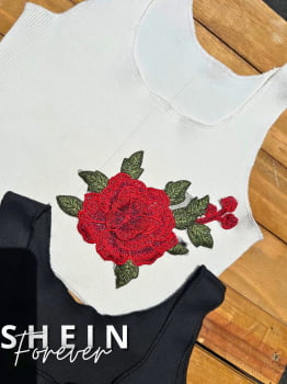 Cropped Básico Canelado com Rosa Vermelha Super Chic 