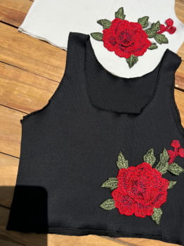 Cropped Básico Canelado com Rosa Vermelha Super Chic 