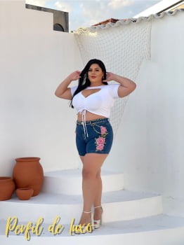 Linha Plusize Short com Rosas e Aplicações de Metal Super Estiloso Qualidade Premium