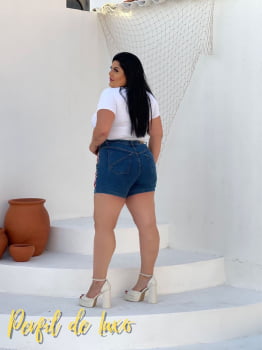 Linha Plusize Short com Rosas e Aplicações de Metal Super Estiloso Qualidade Premium